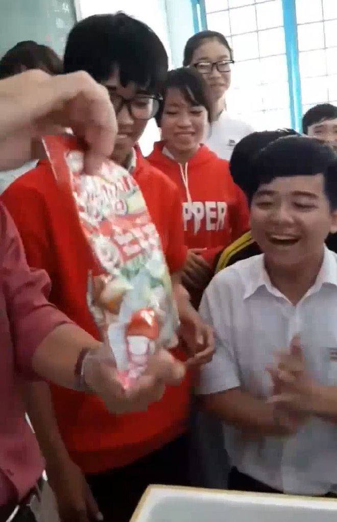 Học sinh tặng sinh nhật thầy thùng xốp chứa cả tiệm tạp hóa gây sốt